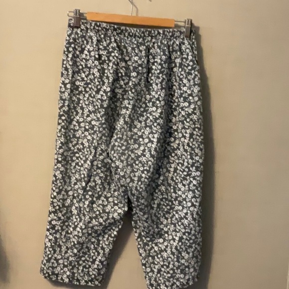 Haband Monochrome Floral Capris - Picture 3 of 5